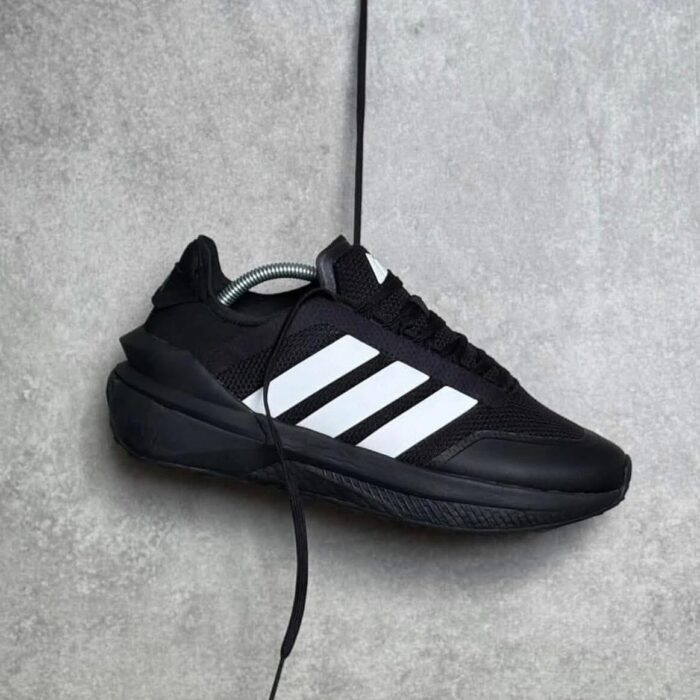 ⁦Adidas Avryn Shoes Black⁩ - الصورة ⁦1⁩